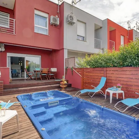 Modern Holiday In With Private Whirlpool 度假居 乌马格