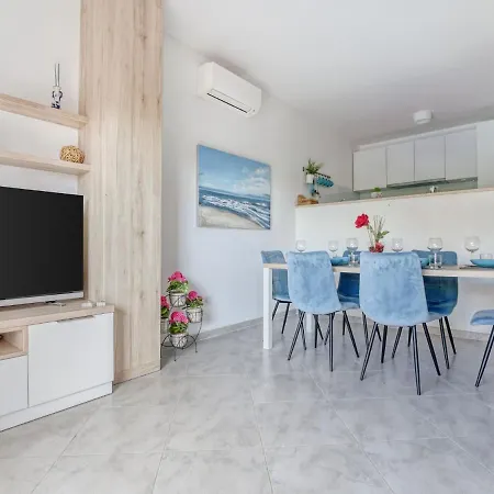 Modern Holiday In With Private Whirlpool *